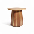 Houten tafel met ronde bovenkant en een hoogte van 45cm in bruin en goudkleurig